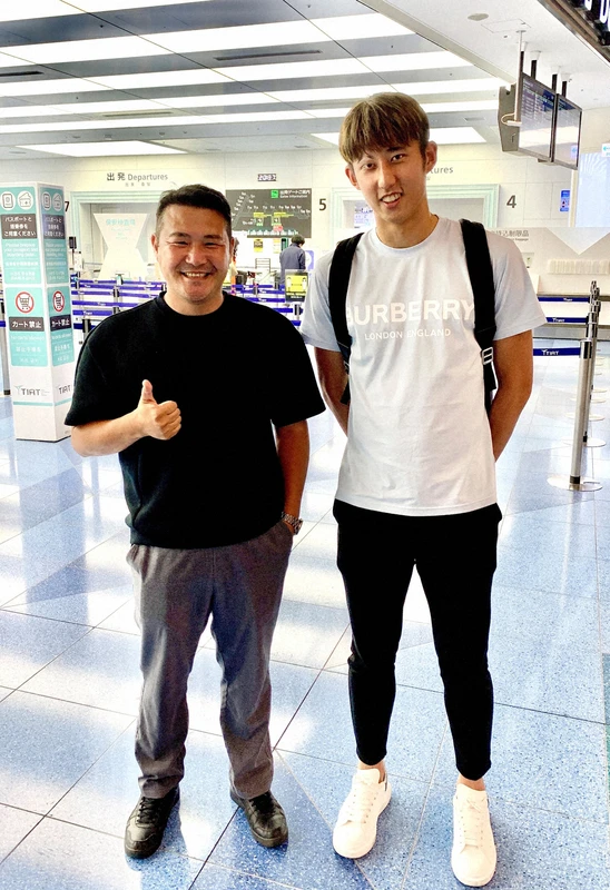 平林泰三（左）と伊藤洋輝選手（右）。平林さん提供、毎日新聞掲載写真